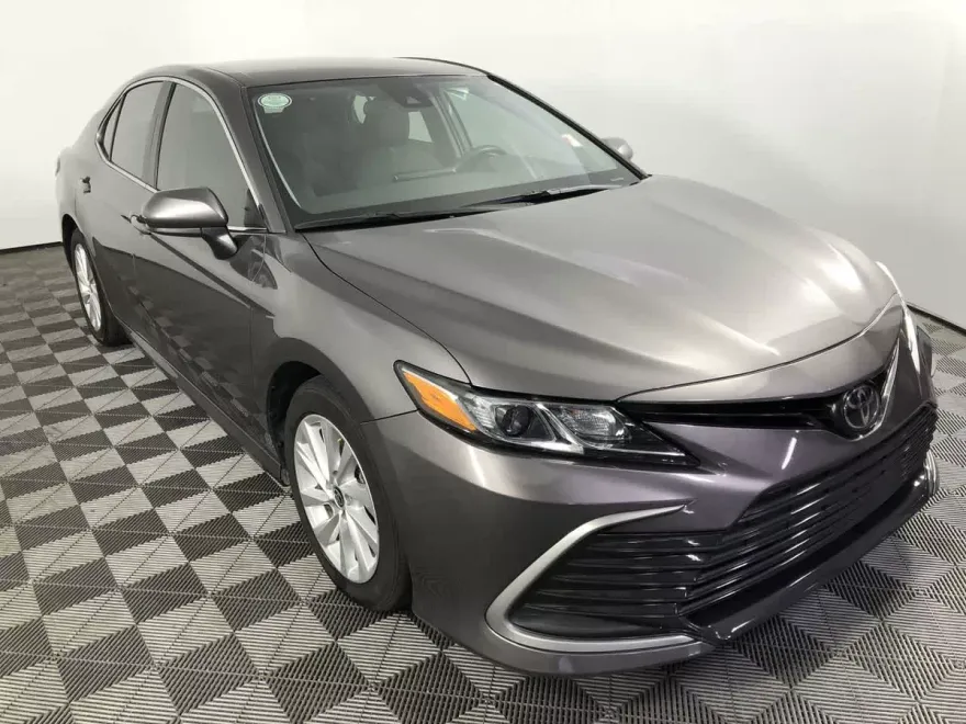 2023 Toyota Camry LE photo 1