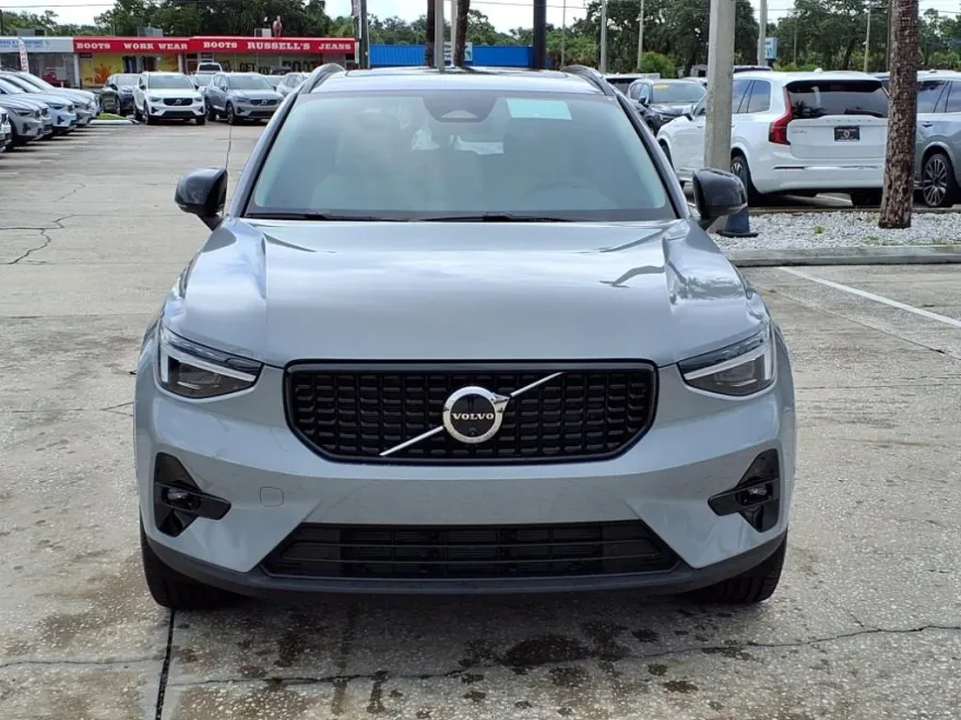 2026 Volvo XC40 Plus photo 1