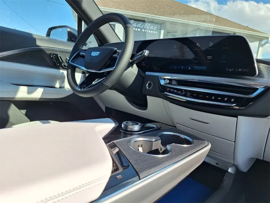 2025 Cadillac Lyriq Luxury photo 23