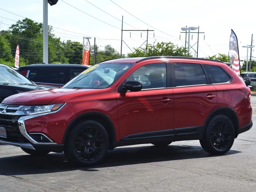 2018 Mitsubishi Outlander LE photo 1