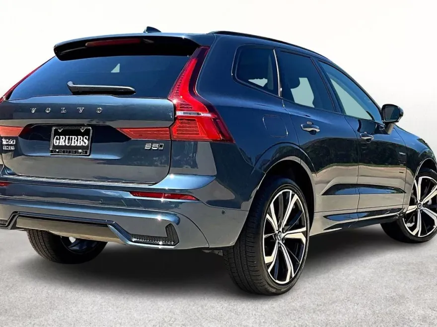 2025 Volvo XC60 B5 photo 1
