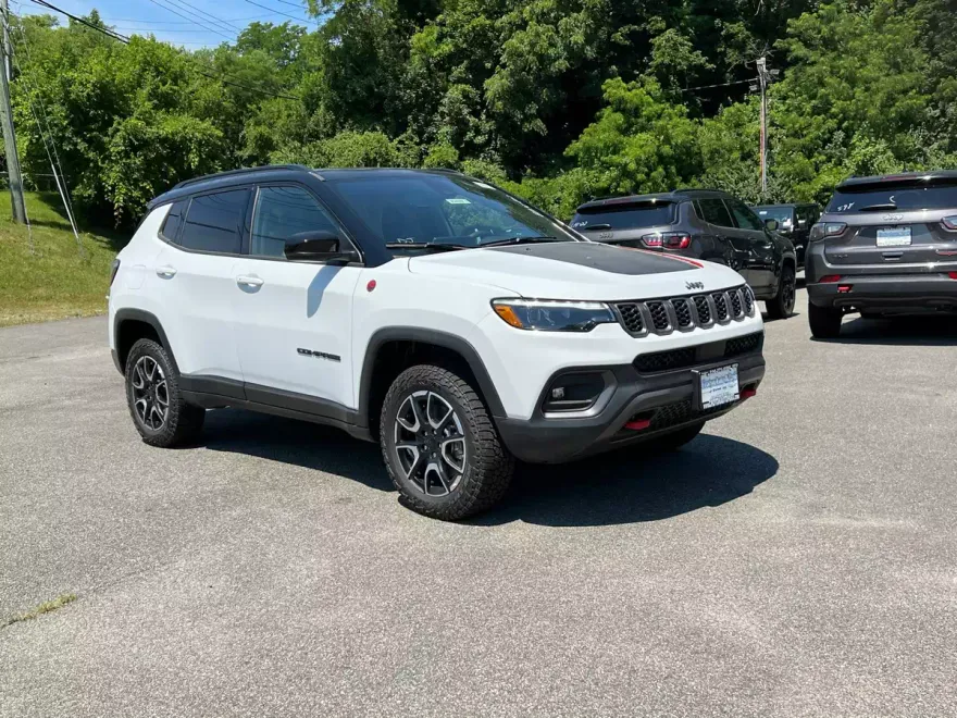 2024 Jeep Compass Trailhawk photo 1