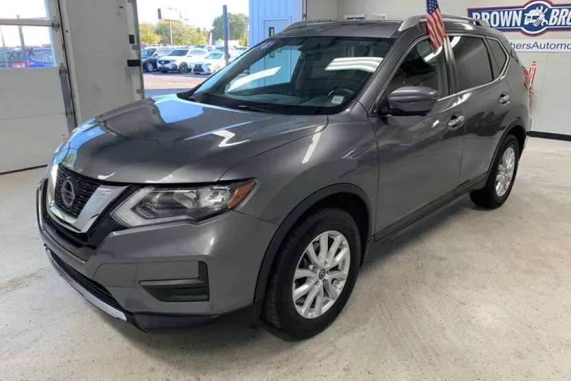 2018 Nissan Rogue SV photo 1