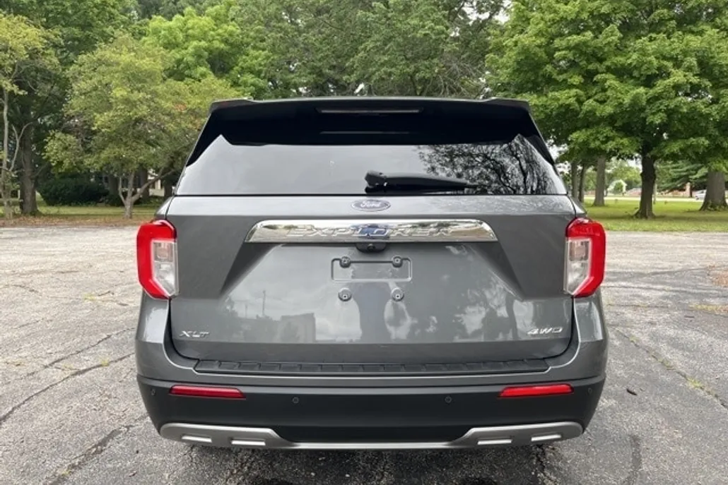 2023 Ford Explorer XLT photo 1