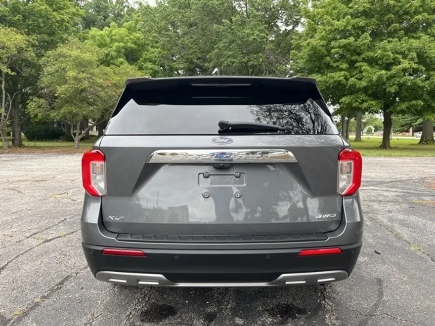 2023 Ford Explorer XLT photo 1