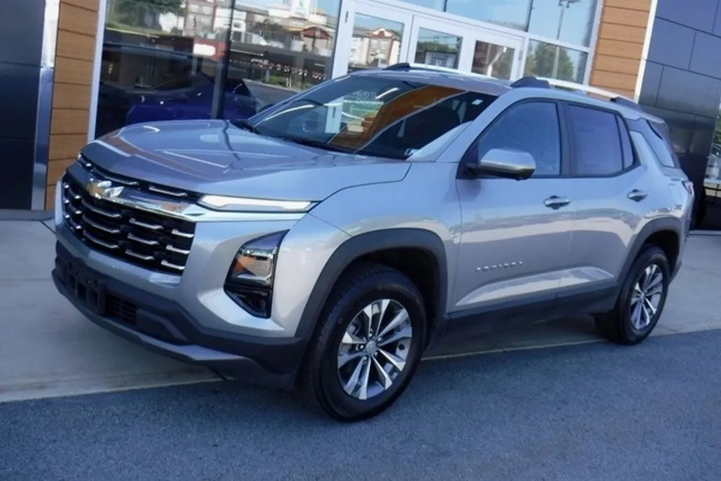 2025 Chevrolet Equinox LT photo 1