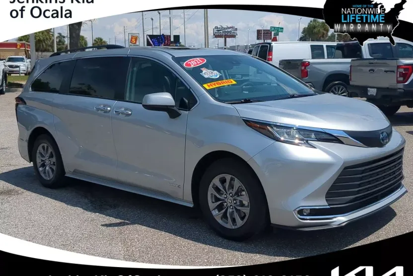 2021 Toyota Sienna XLE Hybrid photo 1