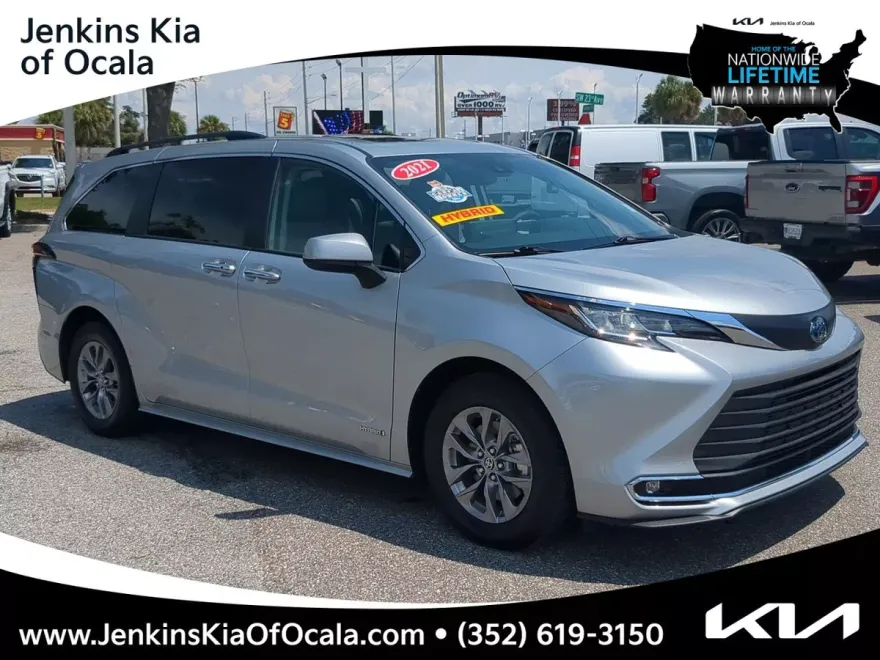 2021 Toyota Sienna XLE Hybrid photo 1