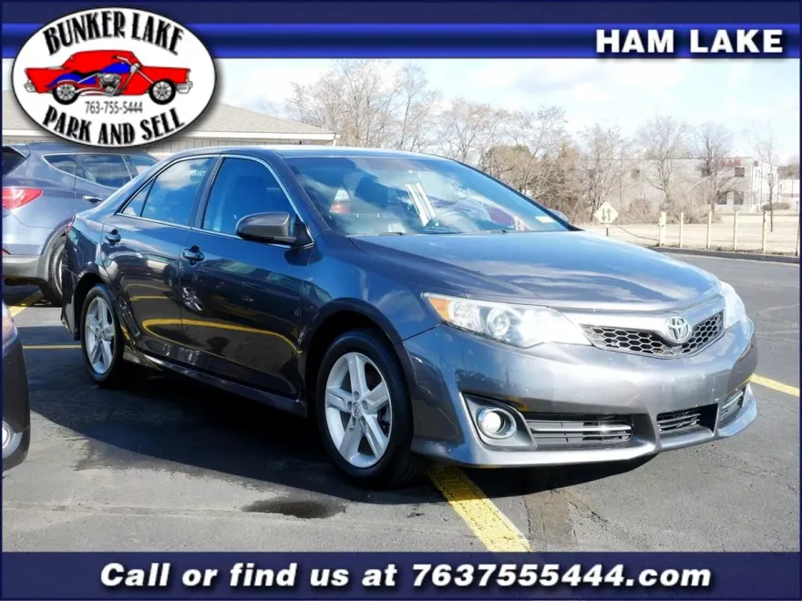 2014 Toyota Camry SE photo 1
