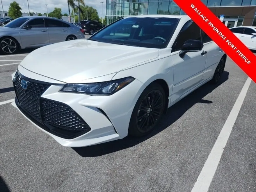 2022 Toyota Avalon Hybrid XSE photo 1