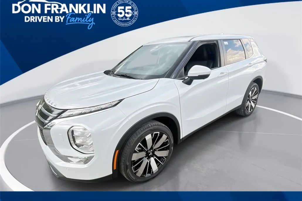 2025 Mitsubishi Outlander SE photo 1