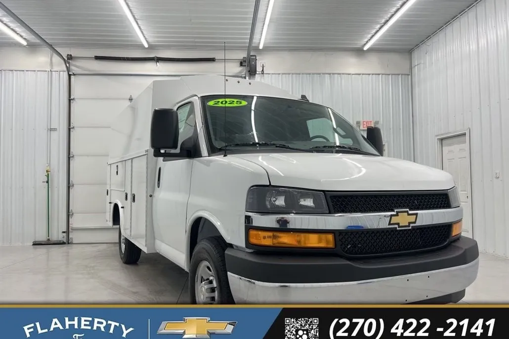 2025 Chevrolet Express Cutaway 3500 photo 1