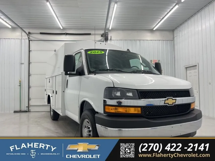 2025 Chevrolet Express Cutaway 3500 photo 1