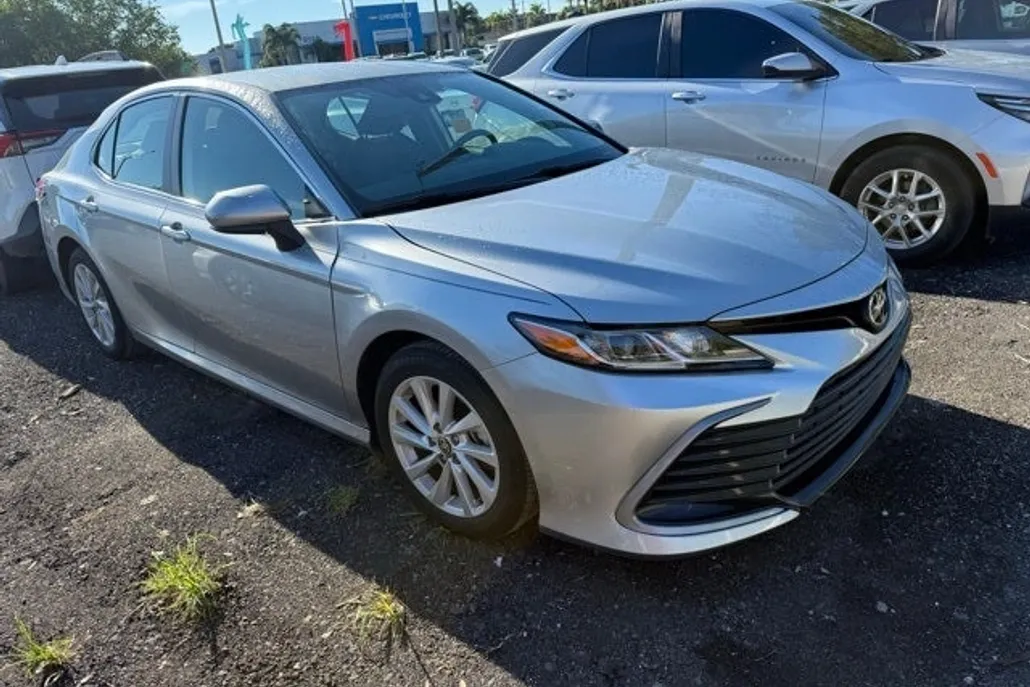 2021 Toyota Camry LE photo 1