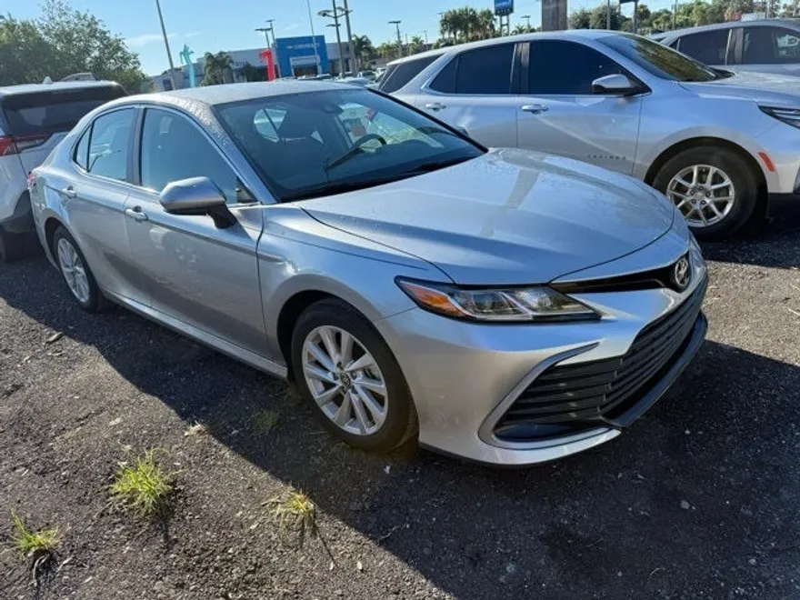 2021 Toyota Camry LE photo 1