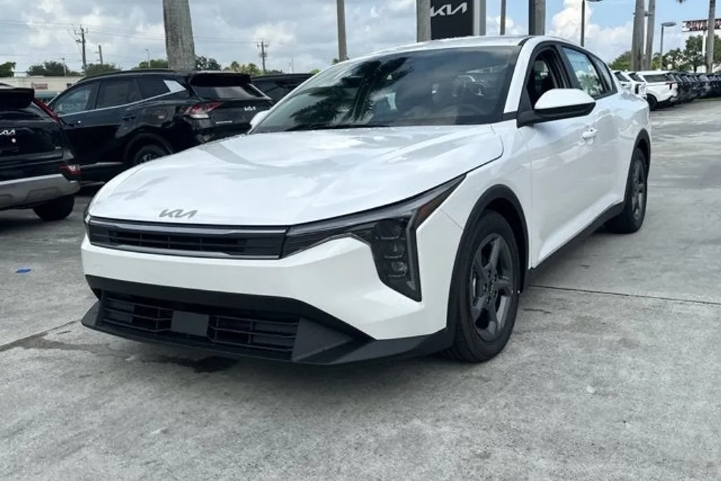2025 Kia K4 LXS photo 1