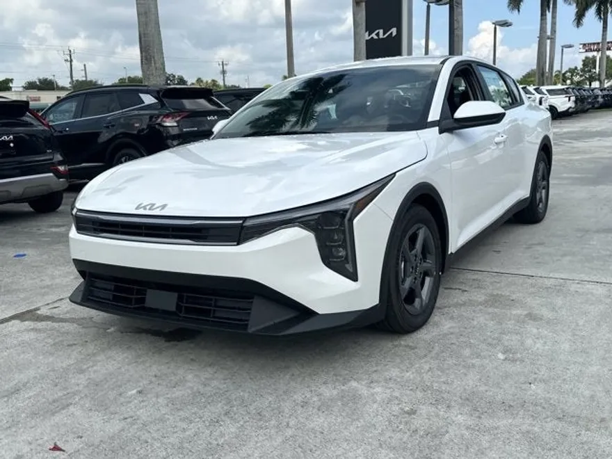 2025 Kia K4 LXS photo 1