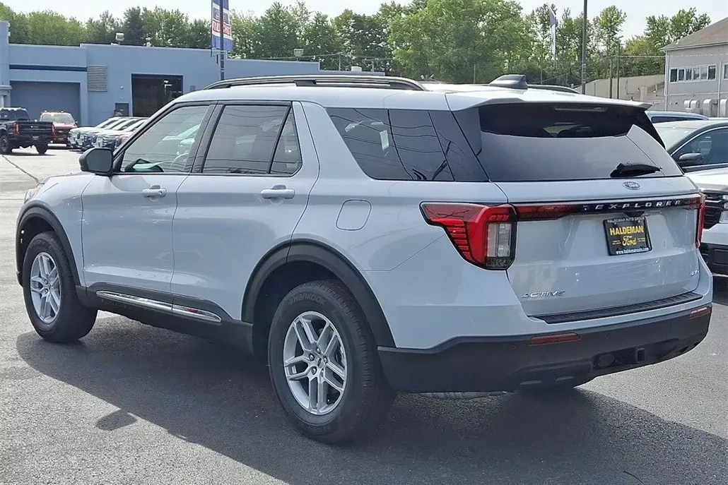 2025 Ford Explorer photo 1