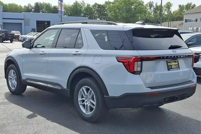 2025 Ford Explorer photo 1
