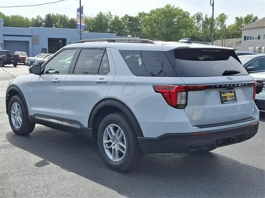 2025 Ford Explorer photo 1