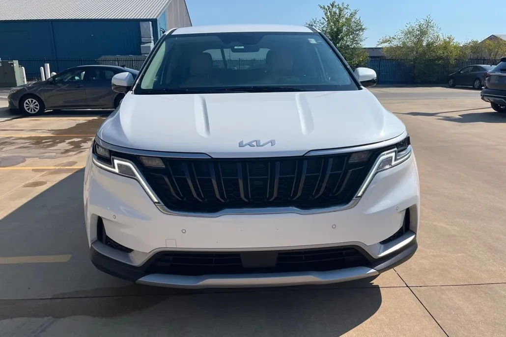 2023 Kia Carnival EX photo 1