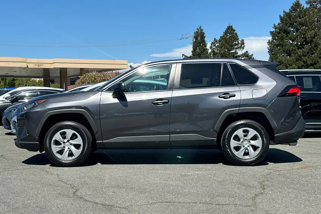 2022 Toyota RAV4 LE photo 1