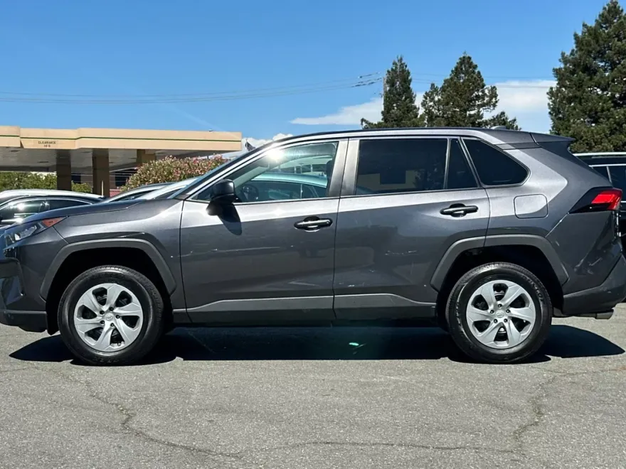 2022 Toyota RAV4 LE photo 1