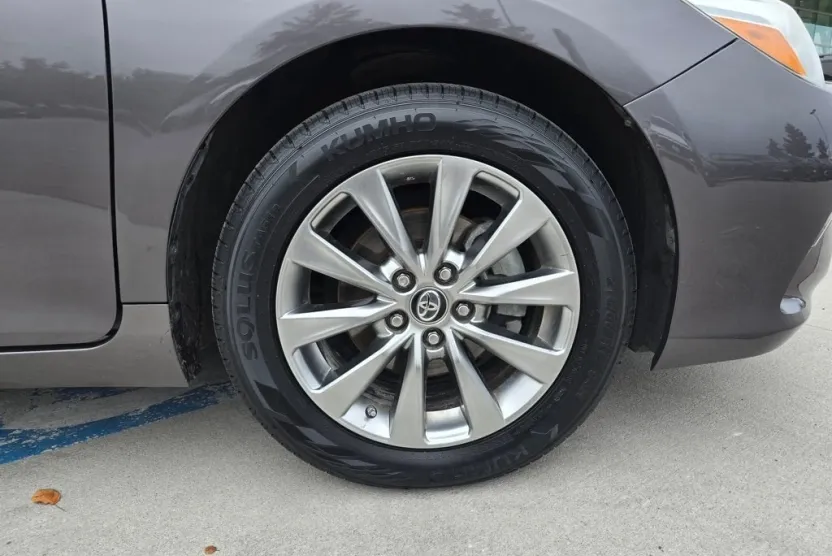 2017 Toyota Camry XLE photo 1