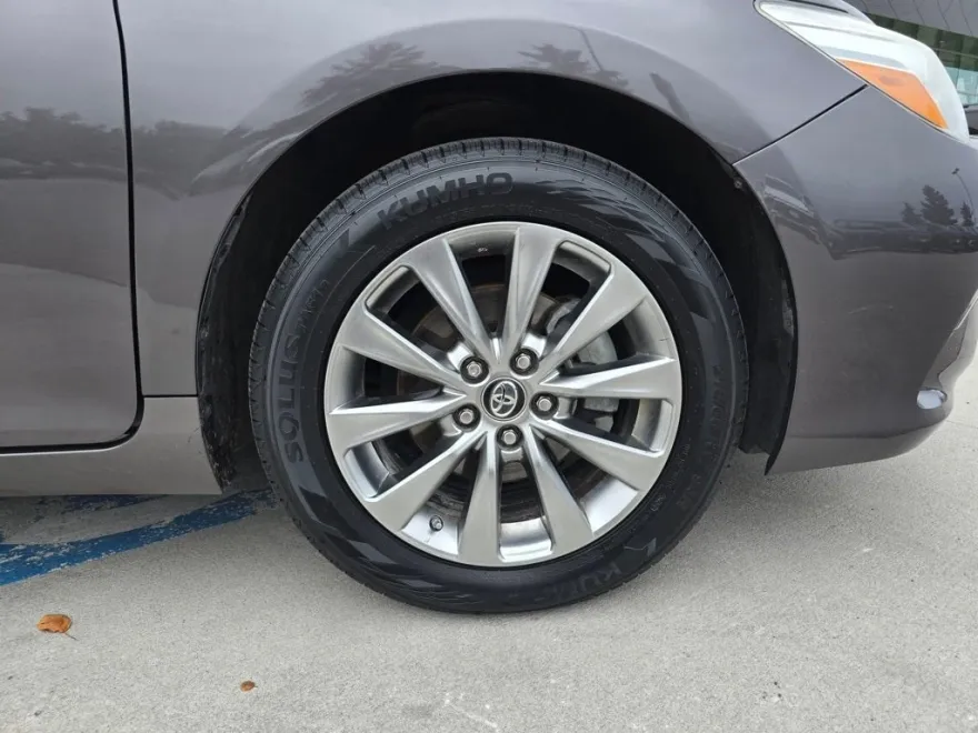 2017 Toyota Camry XLE photo 1