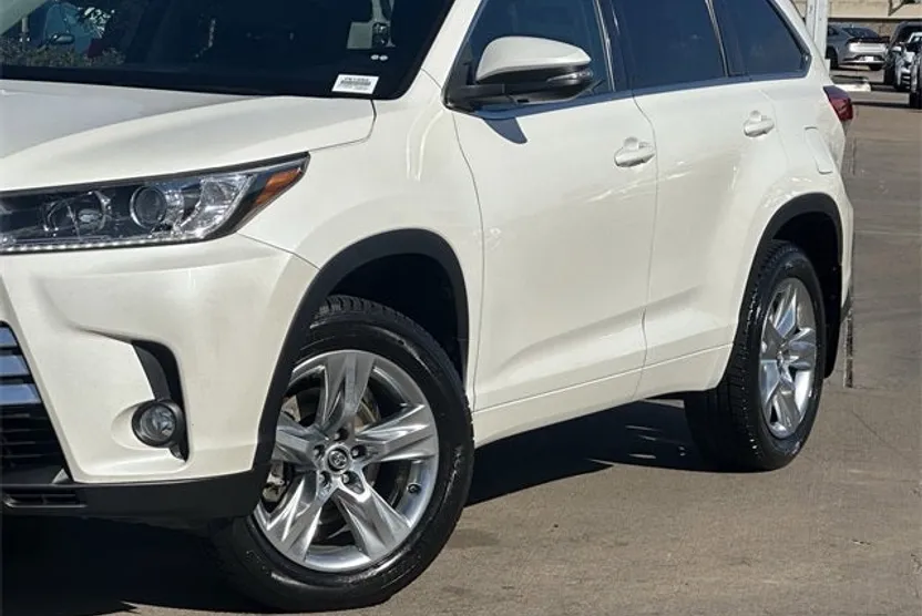2017 Toyota Highlander Limited photo 1