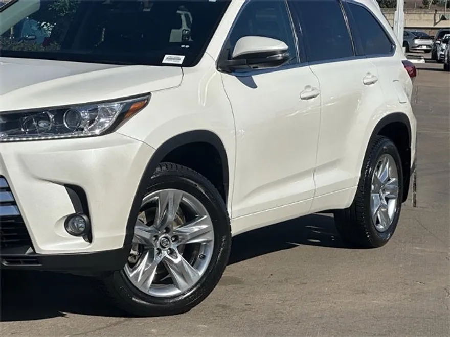 2017 Toyota Highlander Limited photo 1