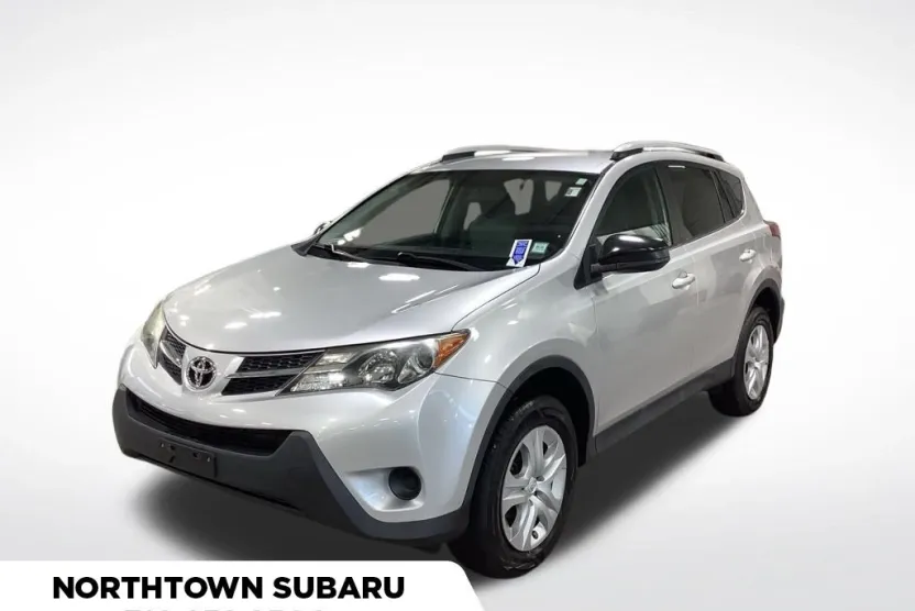 2015 Toyota RAV4 LE photo 1