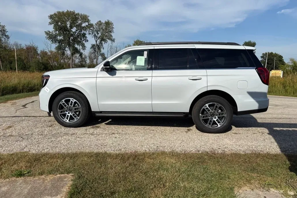 2025 Ford Expedition photo 1