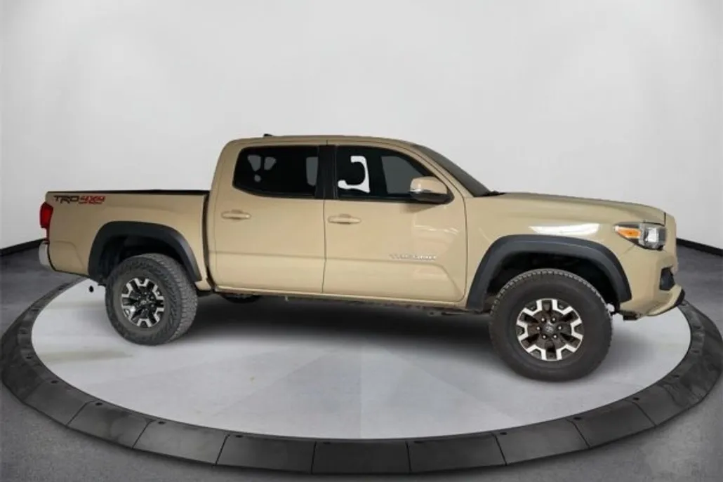 2017 Toyota Tacoma TRD Off-Road photo 1