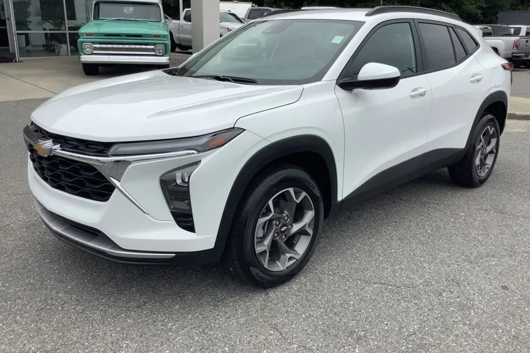 2025 Chevrolet Trax LT photo 1