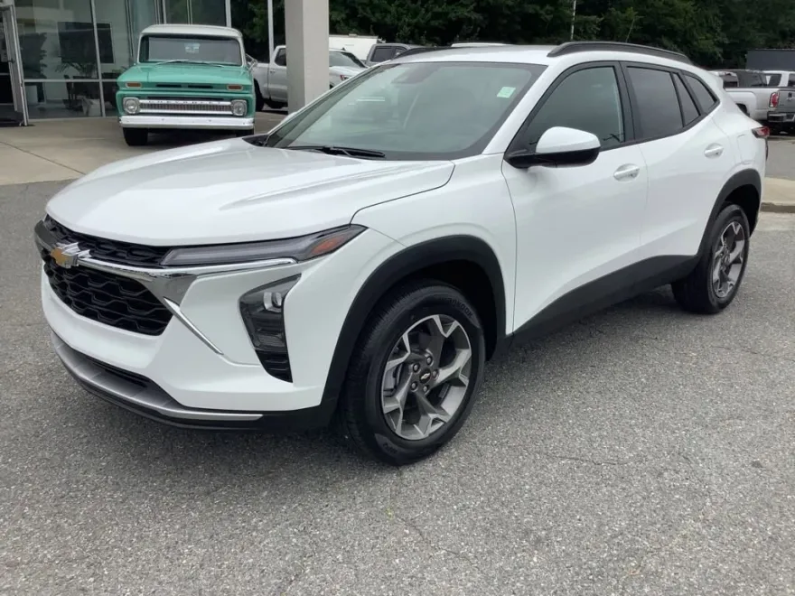 2025 Chevrolet Trax LT photo 1