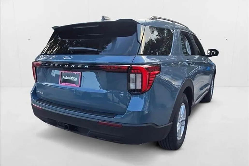 2025 Ford Explorer photo 1