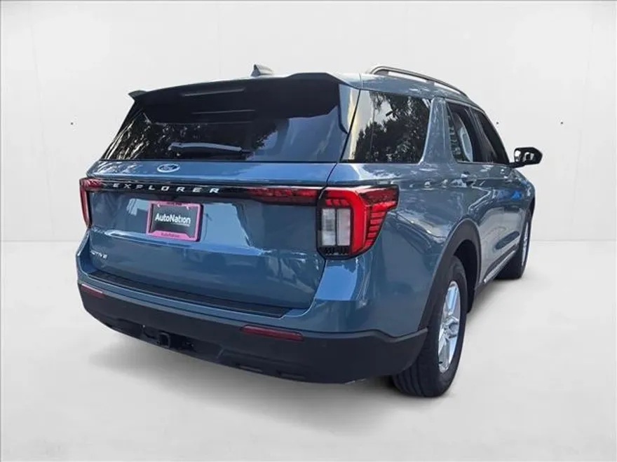 2025 Ford Explorer photo 1