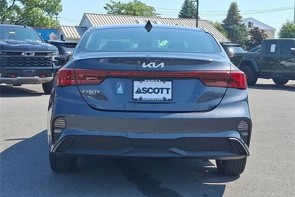 2023 Kia Forte LXS photo 1
