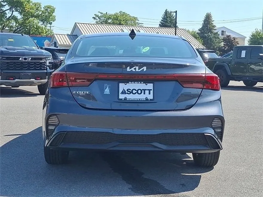 2023 Kia Forte LXS photo 1