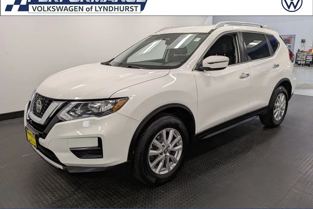 2018 Nissan Rogue SV photo 1