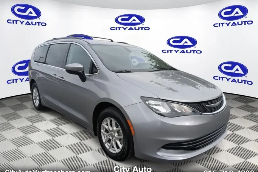 2017 Chrysler Pacifica LX photo 1