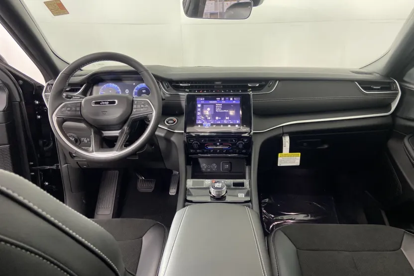 2025 Jeep Grand Cherokee Laredo Altitude photo 1