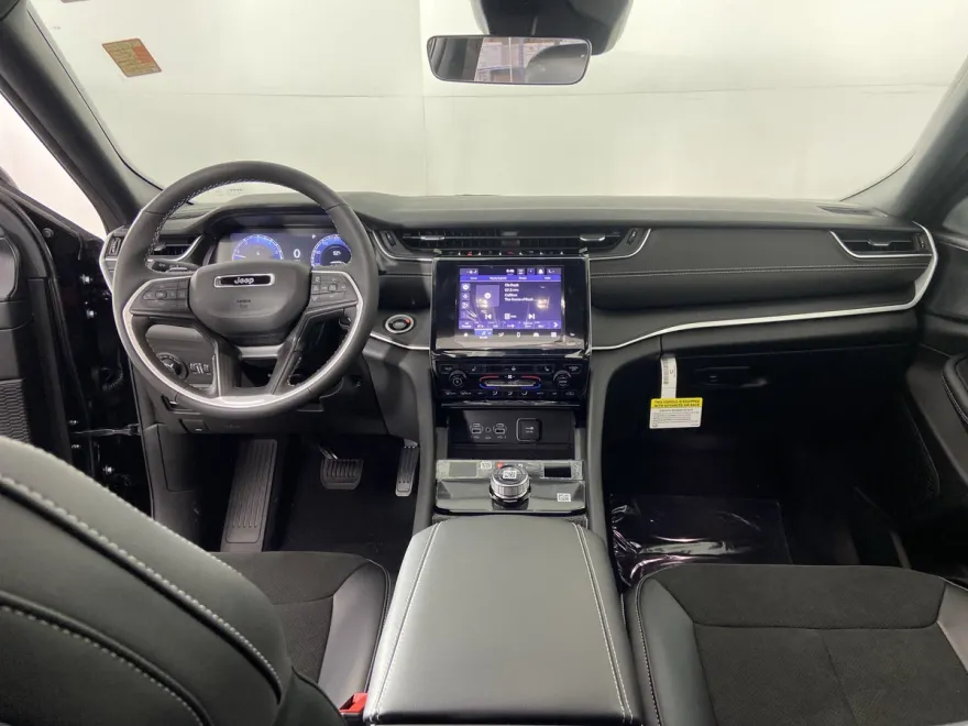 2025 Jeep Grand Cherokee Laredo Altitude photo 1