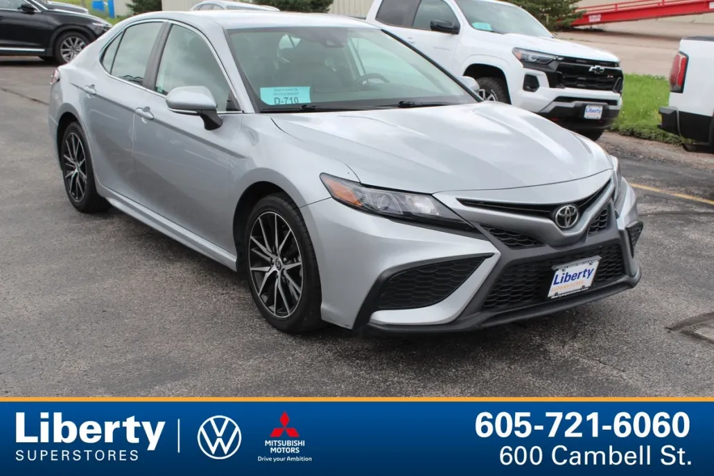 2022 Toyota Camry SE photo 1