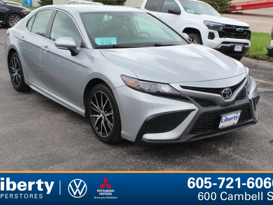 2022 Toyota Camry SE photo 1