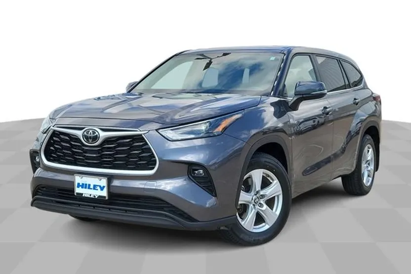 2024 Toyota Highlander LE photo 1