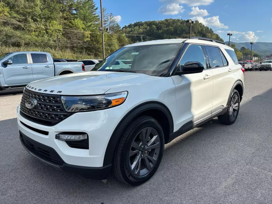 2022 Ford Explorer XLT photo 1