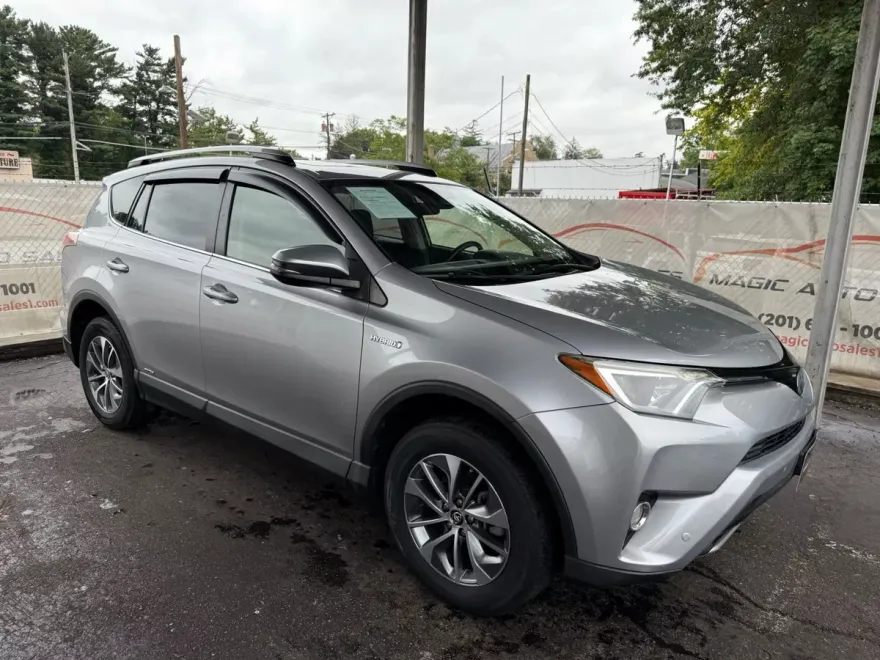 2018 Toyota RAV4 XLE photo 1