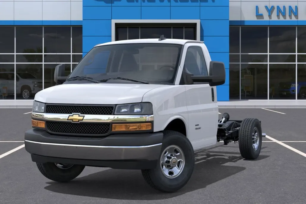 2025 Chevrolet Express Cutaway 3500 photo 1